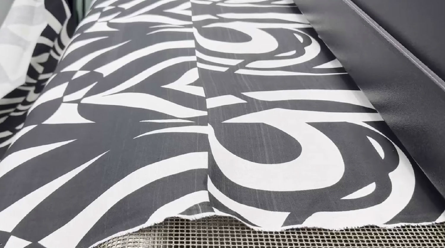 如何調整數碼印花機打印速度來適應不同的布料?